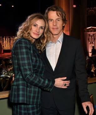  Julia Roberts and her husband.